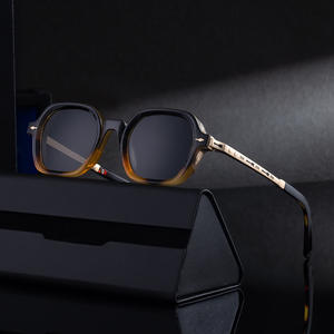 Lunettes de soleil polarisées de luxe à monture carrée pour hommes, protection UV400, verres TAC, monture en plastique et métal, couleur noire, utilisation en extérieur - Product Image 1