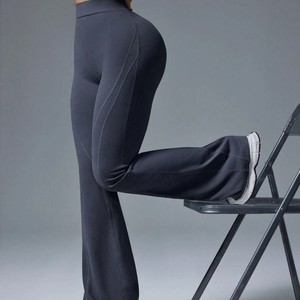 Pantalons de yoga pour femmes, design évasé, séchage rapide, extensibles, coupe ajustée, noir et gris, matière nylon et spandex - Product Image 1