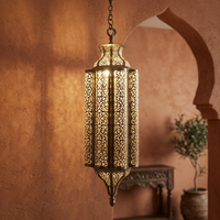 Collection IQBAL - Lustre en fer artisanal écologique avec un design ajouré complexe pour la décoration de la maison à Noël et à Pâques