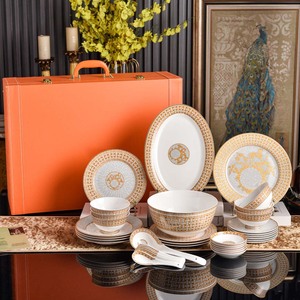 ชุดอาหารค่ำพอร์ซเลนลายนูนแบบกรีกคีย์และเหรียญตราสัญลักษณ์สีทองหรูหรา 36 ชิ้น พร้อมกล่องของขวัญหนังพรีเมียม - Product Image 6