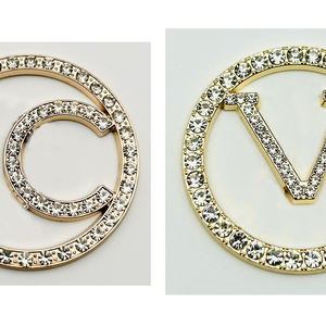 จี้ห้อยเคสมือถือแบบ DIY งานฝีมือแบบแบน ดีไซน์หรูหรา โลหะแบรนด์ดัง ตัวอักษรประดับเพชรระยิบระยับ ตกแต่งโลโก้ - Product Image 1