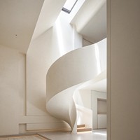 Escalier en colimaçon flottant en sculpture d'art blanc cassé Qiying |   Rampe en fer forgé en forme d'arc en acier sur mesure pour villa moderne de luxe