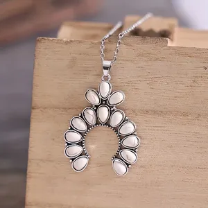 Collier pendentif femme Petite Western Style <span class=keywords><strong>Naja</strong></span> Squash Blossom Turquoise Pierre Howlite avec chaîne à maillons - Product Image 4