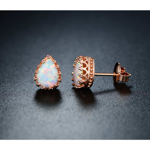 Boucles d'oreilles clous en argent sterling 925 avec opale de feu synthétique blanche, solitaire en or rose, boucles d'oreilles clous simples en opale - Product Image 2