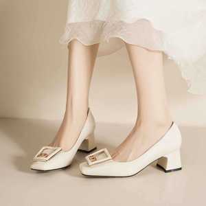 Escarpins à bout carré et talon carré en cuir verni avec boucle, chaussures de bureau pour femme, talon moyen, tendance mode, à enfiler, couleur unie - Product Image 1