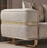 Canapé de luxe moderne en tissu haut de gamme avec décorations et pieds dorés, fourni directement par le fabricant pour le salon