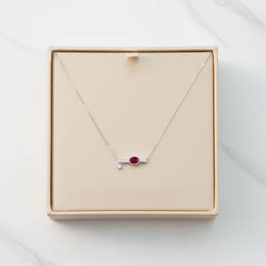 Collier pendentif en or blanc massif 18 carats avec rubis rouge vif naturel et diamants, design exclusif et tendance, pour femme, à porter au quotidien. - Product Image 6