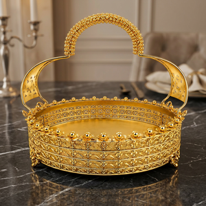 Plateau de service ovale en métal doré avec poignée, motif végétal gravé, vaisselle décorative artisanale glamour - Product Image 1