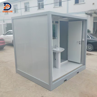 Toilettes conteneurisées portables modernes à double cabine avec lavabo à chasse rapide, installation facile pour extérieur, parc, chantier, bureau
