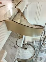 Grande Escalier Colimaçon Courbé avec Rampe en Métal et Verre, Marches en Pierre Frittée, Design de Luxe pour Villa
