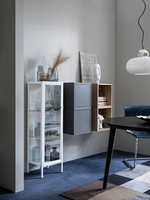 Ensemble de salon modulaire en maille blanche pour hébergement du personnel, comprenant un canapé en tissu, une vitrine en verre et des tables gigognes, pour le logement national