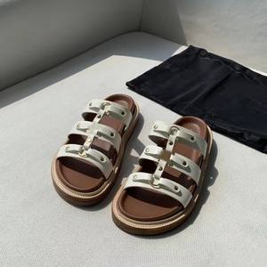 Zapatillas de lujo famosas de diseñador, <span class=keywords><strong>sandalias</strong></span> de <span class=keywords><strong>plataforma</strong></span> de cuero estilo remache romano, zapatillas deportivas informales de verano, zapatillas deslizantes para hombres y mujeres - Product Image 6