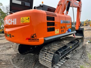 Excavadora de cadenas VOLVO EC210 usada de 21 toneladas, de segunda mano, a bajo precio, modelo 2022, con motor Volvo Penta y capacidad de cazo de 1.1m, probada. - Product Image 4