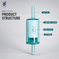 Filtre vert transparent avec flèche de débit creuse et deux extrémités tubulaires pour les tests de préfiltration de solvants et en laboratoire