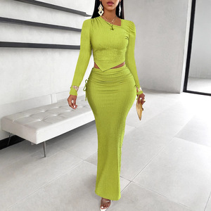 ชุดเซ็ต 2 ชิ้น เสื้อแขนยาวคอเฉียงสีพื้นเรียบหรูและเซ็กซี่สำหรับผู้หญิง พร้อมกระโปรงทรงหางปลาแต่งระบาย แฟชั่น - Product Image 3