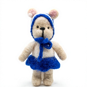 Ours en feutre tricoté à la main, écologique, avec robe bleue et écharpe, décoration murale traditionnelle de Noël, petite taille pour intérieur - Product Image 2