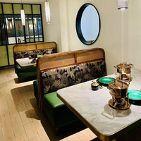 Ensemble table et chaises carrées en bois massif sur mesure pour restaurant, café, mobilier commercial avec banquette