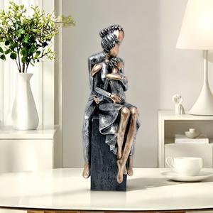 Statues d'embracement de trois personnages en famille, sculptées artistiquement, en résine de luxe léger, artisanat décoratif pour la maison et le bureau - Product Image 2