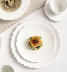 Platos de Porcelana Blanca con Relieve de Pétalos Franceses de Lujo, Ecológicos, Aptos para Alimentos, Libres de BPA, Duraderos, para Comida Occidental, Suministro al por Mayor, Personalizables - Product Image 1
