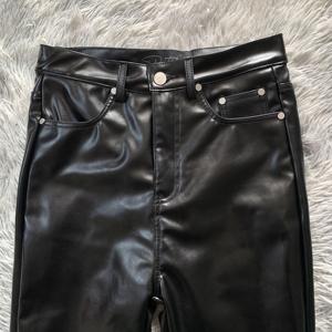 <span class=keywords><strong>Pantaloni</strong></span> a zampata di <span class=keywords><strong>pelle</strong></span> personalizzati DENIMGUYS a vita alta Casual in <span class=keywords><strong>vera</strong></span> <span class=keywords><strong>pelle</strong></span> di pecora <span class=keywords><strong>pantaloni</strong></span> Bootcut in <span class=keywords><strong>pelle</strong></span> nera - Product Image 5