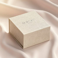 Boîte cadeau rigide en papier avec fermeture magnétique de luxe, logo personnalisé, finition en lin texturé, avec insert en velours