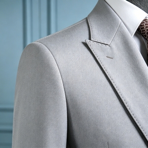 <span class=keywords><strong>Traje</strong></span> de <span class=keywords><strong>Hombre</strong></span> de 2 Piezas Gris Claro de Alta Calidad, Diseño Personalizado de Fábrica OEM ODM, Doble Botonadura con Botones Laterales Metálicos para Bodas, Fiestas y Cenas - Product Image 4
