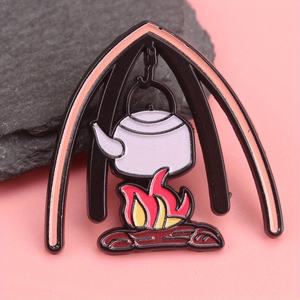 Campfire Catalyst Pin-Bouilloire rougeoyante avec dégradé de flamme dynamique et arc d'abri, bijoux d'aventure - Product Image 2