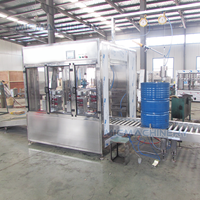 Máquina de Llenado de Bidones Industriales de Acero Inoxidable con Cinta Transportadora y Sistema de Tapado con Cubierta Colgante