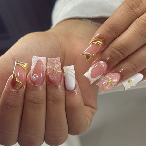<span class=keywords><strong>Uñas</strong></span> Postizas de Lujo con Flores en Relieve 3D y Lámina Dorada, Forma Ataúd Mediana, Punta Francesa Rosa, Detalles de Perlas, Hechas a Mano, Reutilizables, Acrílicas - Product Image 1