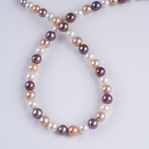 ไข่มุกน้ำจืดธรรมชาติสีขาวขนาด 8-8.5 มม. ขายส่ง สร้อยคอลูกปัดเงางาม งานกึ่งสำเร็จรูป สีม่วงและสีชมพูผสม - Product Image 3