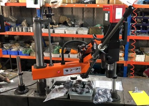 Máquina automática de perforación y roscado de pilares de 220 V con motor, caja de cambios y componentes PLC, máquina automática de roscado de caucho - Product Image 3