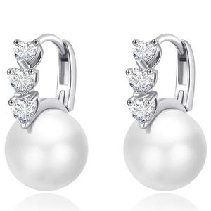 Pendientes Huggie de Oro Blanco E3800 con Perla Sintética AAA de Forma Redonda y Engaste de Garra, Joyería Clásica para Bodas de Mujer - Product Image 1