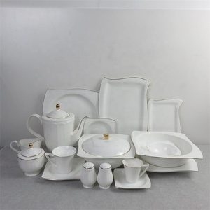 Vendita diretta in fabbrica a forma quadrata 68pc oro bone china stoviglie set per cena <span class=keywords><strong>servizio</strong></span> europeo in <span class=keywords><strong>porcellana</strong></span> raffinata - Product Image 1