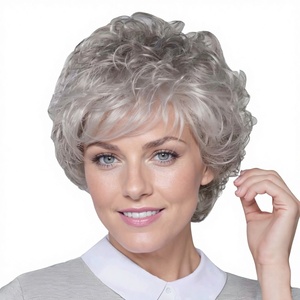 Perruque <span class=keywords><strong>Femme</strong></span> <span class=keywords><strong>Cheveux</strong></span> Courts Bouclés Volumineux avec Frange Inclinée, Fibre Haute Température, Blanc Cendré, Vente Directe Usine, Perruque Monobloc - Product Image 1