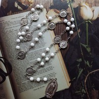 Collier de prière catholique en perles de verre blanc avec médaille Notre-Dame de Guadalupe et breloques ange gardien