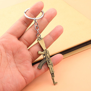 Modèle de jeux Exquisite Mini Gun <span class=keywords><strong>couteau</strong></span> porte-clés Metal Fans Key Ring Sub Machine Automatic Rifl Key Chain - Product Image 4