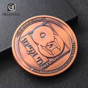 Pièce d'anniversaire personnalisée en bronze rouge avec logo métallique en relief - Product Image 3
