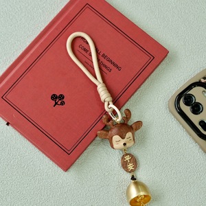 Pendentif en bois en forme de petit cerf, mignon, dessin animé, cadeau pour filles, amies, professeurs, camarades de classe - Product Image 1