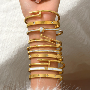 Juego de Uñas de Acero Inoxidable Impermeable con Baño PVD de <span class=keywords><strong>Oro</strong></span> 18K, Diseño Floral con Zirconia, Brazalete de Moda, Regalo para Mujer, Joyería Femenina - Product Image 2