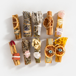 Bâtons <span class=keywords><strong>de</strong></span> <span class=keywords><strong>sauge</strong></span> blanche biologique <span class=keywords><strong>de</strong></span> Californie, lavande et cristal <span class=keywords><strong>de</strong></span> Palo Santo en gros pour la purification, le nettoyage et la guérison - Product Image 1