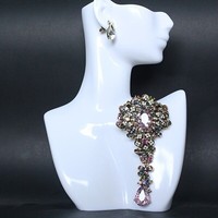 Accessoires de mode pour manteau femme : Broche fleur de prunier colorée en strass