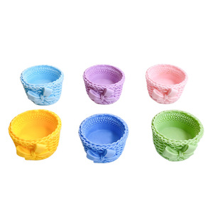 ตะกร้าสานเรซิ่นพลาสติกหลากสีพร้อมโบว์ วัสดุงานฝีมือ DIY สำหรับทำพวงกุญแจ - Product Image 1