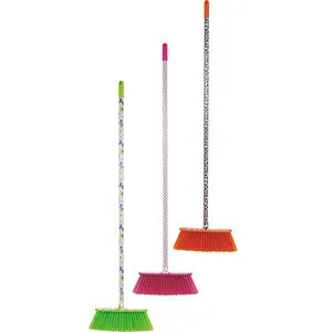 五颜六色的塑料硬扫帚与金属手柄，超级清洁地板工业扫帚