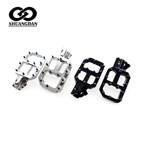 พักเท้าอะลูมิเนียม CNC กว้าง 62 มม. สีฟ้าเคลือบอะโนไดซ์ พร้อมปุ่มกันลื่น สำหรับรถมอเตอร์ไซค์วิบาก Sur Ron Light Bee - Product Image 1