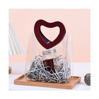 Vente en gros Sac cadeau transparent en PVC avec poignée en forme de cœur Boîte de transport durable pour l'emballage Cadre photo avec surface gaufrée