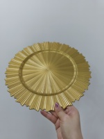 Platos de Servir de Plástico Dorado de 13 Pulgadas, Platos Base Redondos con Borde Festoneado Reutilizables con Diseño Moderno