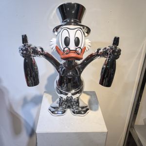 Nuovi Arrivi Pronta Spedizione Scultura <span class=keywords><strong>Pop</strong></span> <span class=keywords><strong>Art</strong></span> Cartoni Animati Famoso Papero con Bottiglie Scultura in Resina per Decorazione Casa - Product Image 3