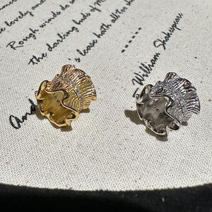 จี้เงินแท้ Lulu Tong S925 ดีไซน์ลูกไม้สไตล์โบราณ ฝรั่งเศส หรูหรา ลายม้วน เรียบง่าย ทันสมัย พร้อมไข่มุกเม็ดเดี่ยว - Product Image 1