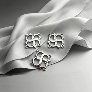 Etiquetas Metálicas Personalizadas con Logotipo de Marca, Diseño Rectangular, Corte Láser, Relieve 3D en Acabado Plateado para Prendas - Product Image 4