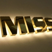 Caracteres retroiluminados LED cromados para exteriores, señalización de metal iluminada en 3D personalizada para uso en interiores